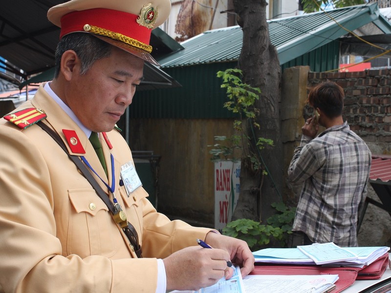 'Giật mình' khi thấy CSGT, nam thanh niên ngã ra đường - ảnh 5