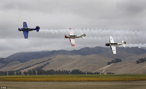 New Zealand: Máy bay nổ tung trên không, phi công may mắn thoát chết - ảnh 7