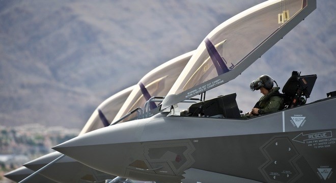 Phi công tiêm kích F-35 đội mũ bay gần 9 tỷ VNĐ