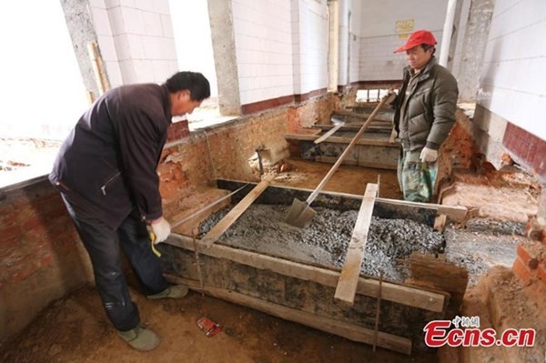 'Thần đèn' Trung Quốc di chuyển nhà hai tầng bằng 1.000 ống sắt - ảnh 5