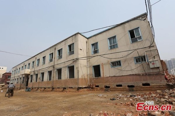 'Thần đèn' Trung Quốc di chuyển nhà hai tầng bằng 1.000 ống sắt - ảnh 6
