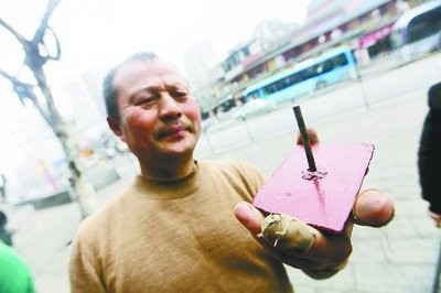 Kinh hoàng với màn 'trồng cây chuối' trên đinh sắt - ảnh 4