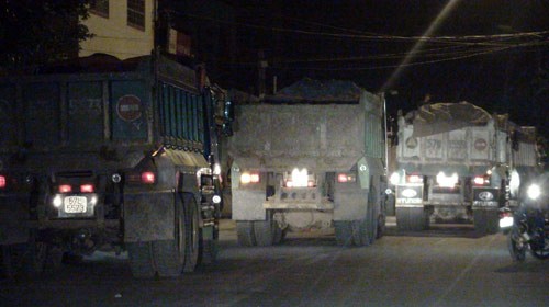 Lái xe ô tô mùa mưa: cảnh giác xe gắn máy, xe tải - ảnh 4
