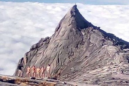 Malaysia 'cáo buộc' du khách khỏa thân chụp ảnh gây động đất - ảnh 1