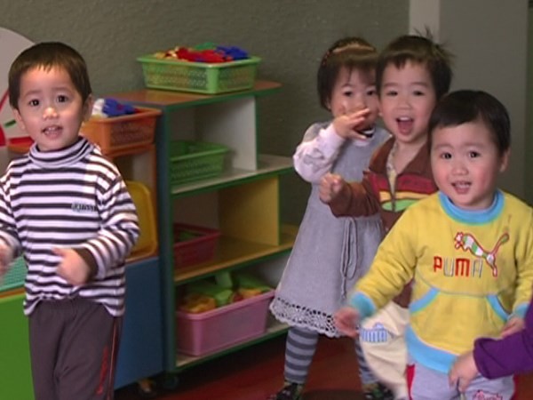 Bé học tiếng Anh cả năm chưa biết nói: Cha mẹ đừng sốt ruột - ảnh 2