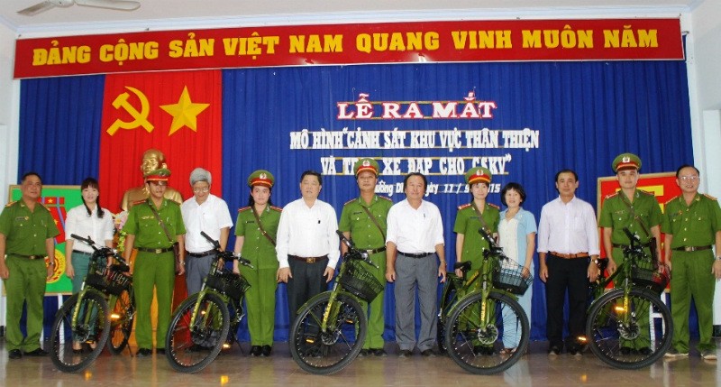 Cảnh sát khu vực đi tuần bằng xe đạp - ảnh 1