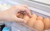 Tại sao không nên để trứng ở cánh cửa tủ lạnh