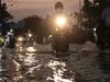 Người dân TP.HCM lội nước về nhà trong ngày triều cường đạt đỉnh