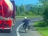 Thanh niên bốc đầu mô tô chạy đua với xe bồn: Tịch thu xe, cha mẹ cũng bị phạt