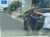 Hai người đàn ông dừng ô tô, đánh nhau giữa đường Phạm Văn Đồng