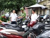 Gửi xe ở bãi giữ xe tự phát: Người dân có bị phạt?