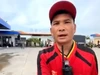 Anh Nghĩa tham gia cứu hộ tại hiện trường (ảnh chụp từ clip).