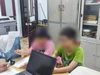 Công an làm việc với những người liên quan. Ảnh: CA