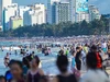 Đông nghịt du khách đón lễ trên bãi biển Nha Trang
