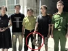 2 thanh niên đi dạo thì 'va' phải con tê tê trong sách Đỏ