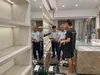 Kiểm tra cửa hàng thời trang ở Hà Nội, thu giữ loạt hàng hiệu nghi giả mạo