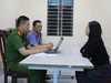 Khởi tố 1 phụ nữ và 2 người đàn ông đổ chất bẩn vào cửa hàng quần áo