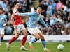 Arsenal dễ mất chức vô địch dù bằng điểm Man City