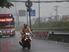 Mưa lớn giải nhiệt TP.HCM, người dân vất vả di chuyển 