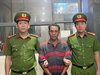 Video: Nghi can khai dùng ghế nhựa đánh CSGT là 'để giải cứu anh trai'