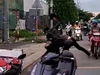 Hai người đàn ông đánh tới tấp nam thanh niên giữa đường ở TP.HCM