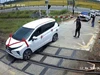 Xe chở đám cưới mắc kẹt giữa đường ray khi tàu hỏa sắp đi qua