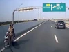 Xử phạt 3 người liên quan vụ 2 thiếu nữ đi xe máy ngược chiều, không đội mũ bảo hiểm trên cao tốc