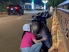 Nghẹt thở khoảnh khắc nữ thiếu tá công an cứu người phụ nữ đu mình trên cầu vượt
