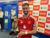 Bruno Fernandes nhận cúp của Premier League giữa những tranh cãi