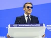 Vì sao ông Macron lại đeo kính râm khi phát biểu ở Davos?