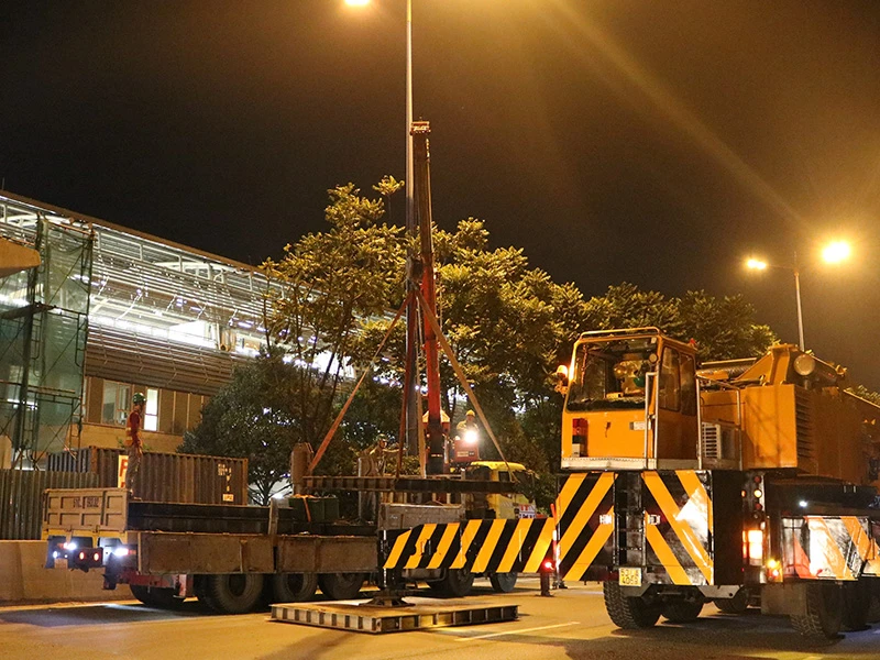 Installing the first pedestrian bridge girder of metro No. 1, Ben Thanh – Suoi Tien