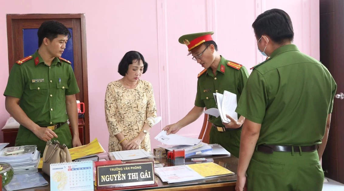 Ms. Nguyen Thi Gai, head of the notary office, was prosecuted