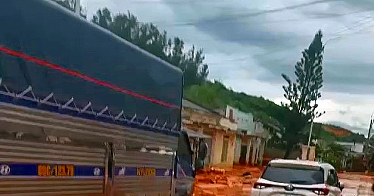 A flood of red sand crashed onto Phan Thiet’s coastal road, collapsing bridge abutments and blocking the entire route