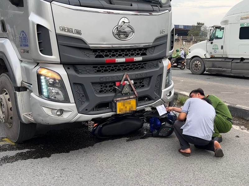 Trên đường đi chơi về, một sinh viên bị xe container cán tử vong | Báo Pháp Luật TP. Hồ Chí Minh