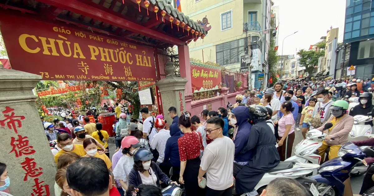 Giới trẻ TP.HCM 'xúng xính' áo dài đi chùa cầu duyên mùng 1 Tết Báo