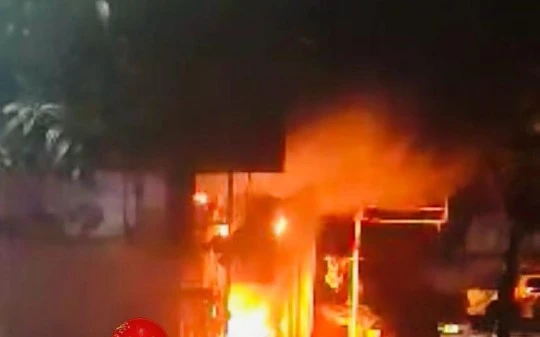 Big fire at an electric bicycle repair shop