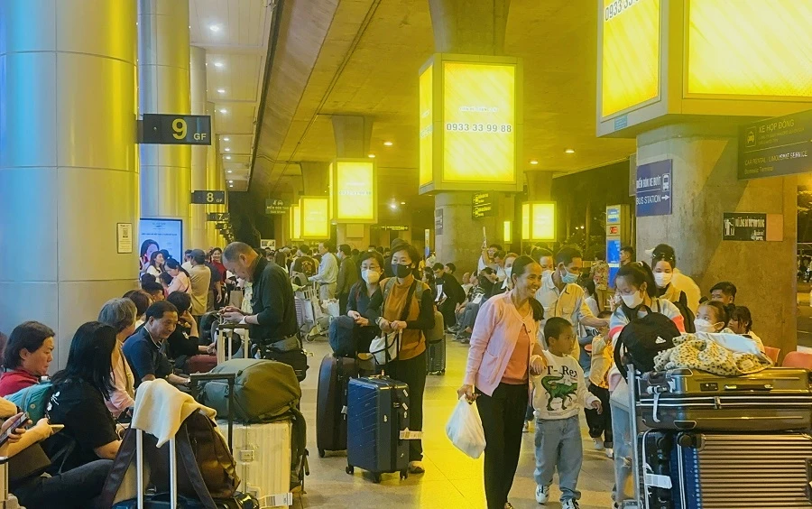 International visitors and overseas Vietnamese are closed at Tan Son Nhat International Airport