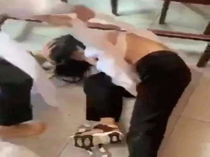3 nữ sinh đánh, xé áo dài bạn học trong lớp | Báo Pháp Luật TP. Hồ Chí Minh