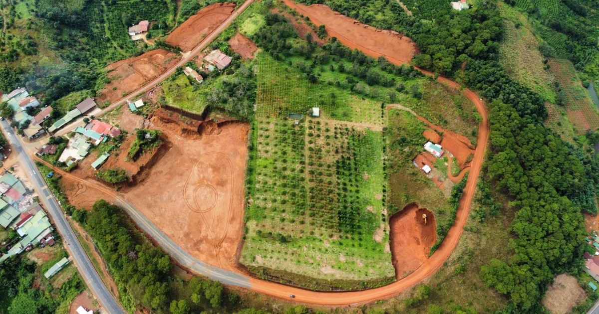 Đắk Nông: Bạt đồi bán đất trái phép lộ thiên quặng bô xít | Báo Pháp ...
