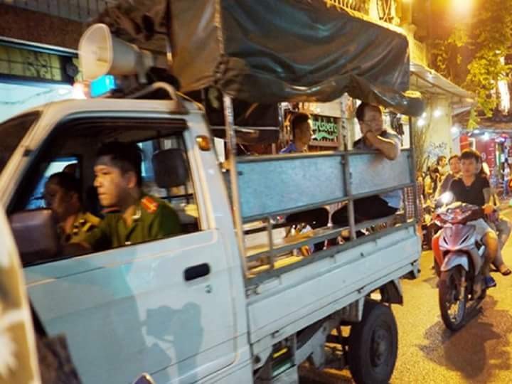 Trật tự phường ngồi trên thùng ô tô có bị xử phạt? | Báo Pháp Luật TP. Hồ  Chí Minh