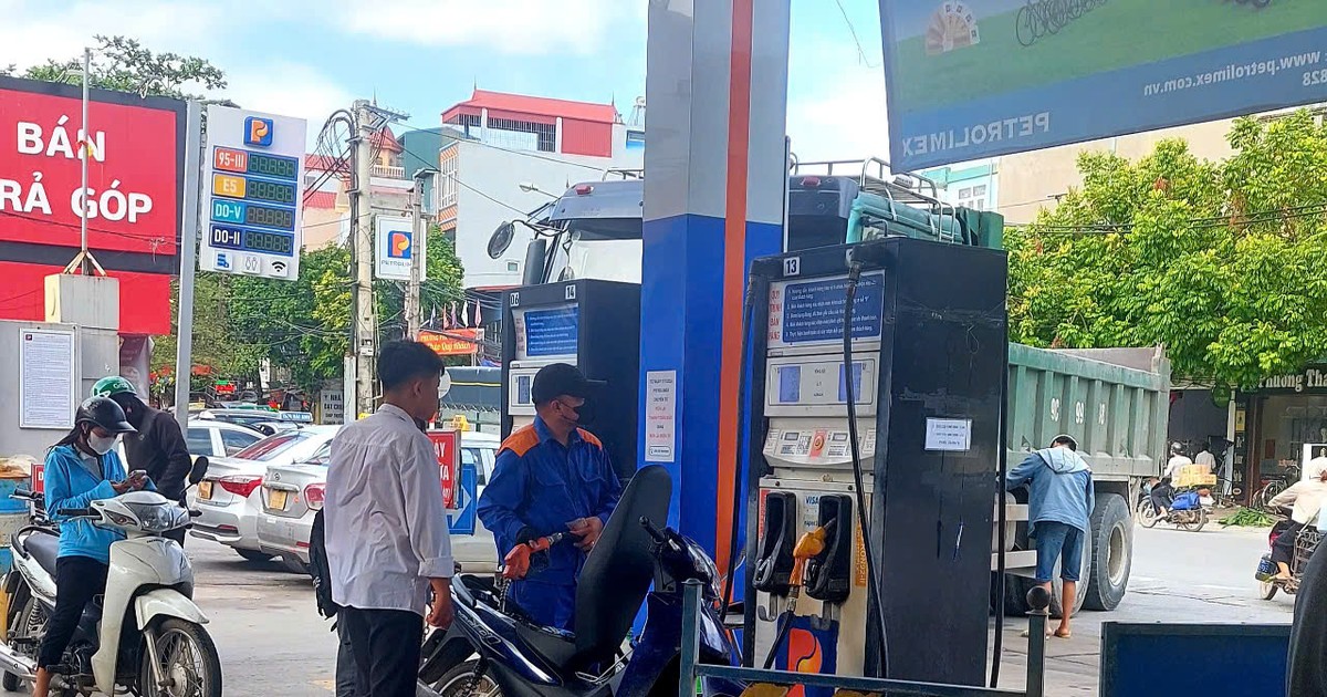 Chiều nay, giá xăng dầu giảm rất mạnh, xăng A95 còn gần 20.000 đồng/lít
