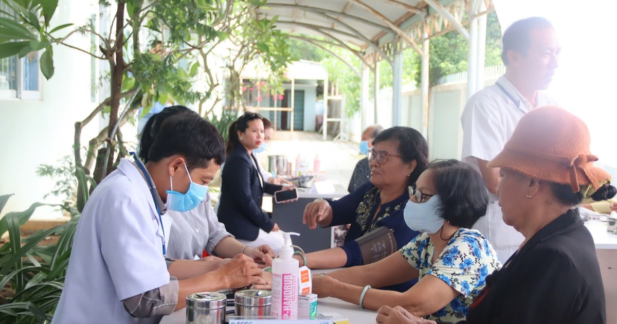 Khám sức khỏe, cấp phát thuốc cho hơn 500 người dân xã Long Sơn