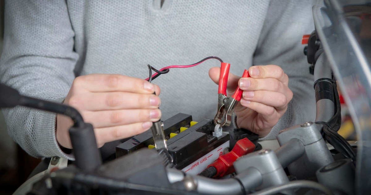 Phải làm gì khi bình ắc quy xe máy để quá lâu nên bị hết điện? | Báo Pháp Luật TP. Hồ Chí Minh