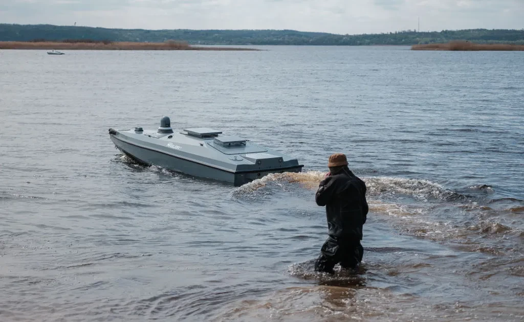 Ukraine gắn tên lửa tầm nhiệt R-73 cho xuồng tự sát để tấn công máy bay ...