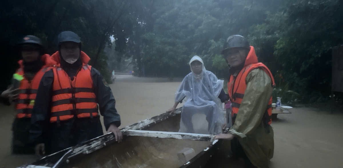 1 người phụ nữ ở Huế bị nước lũ cuốn trôi mất tích