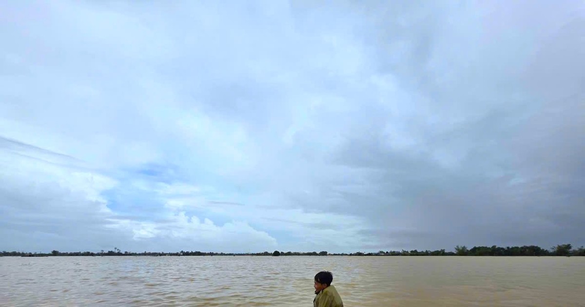 Rốn lũ của TP Huế vẫn còn ngập sâu 2m