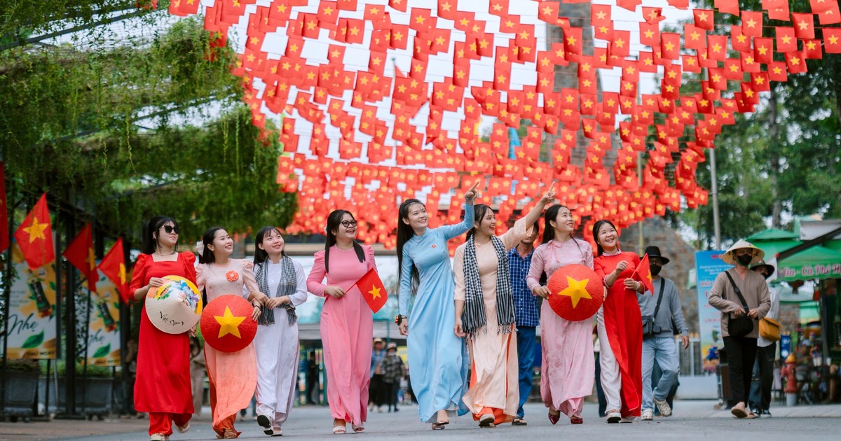 Núi Bà Đen rực rỡ sắc màu lễ hội, lập kỷ lục chợ Lá lớn nhất Việt Nam dịp 2-9