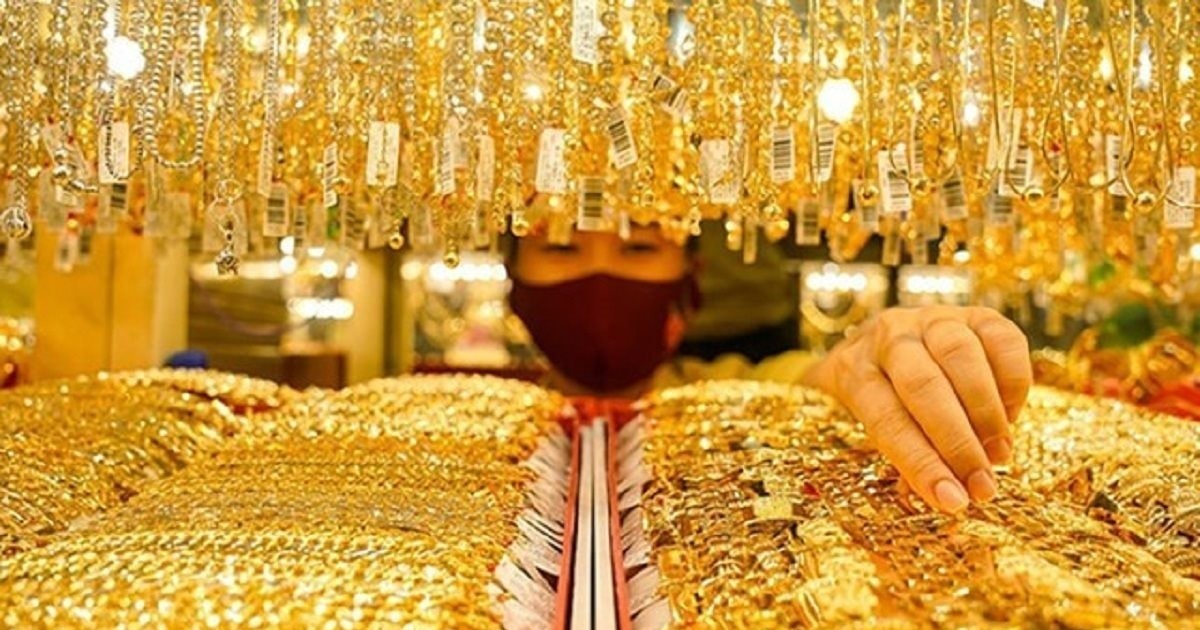 Niềm vui của người mua vàng trước thông tin mới | Báo Pháp Luật TP. Hồ Chí  Minh