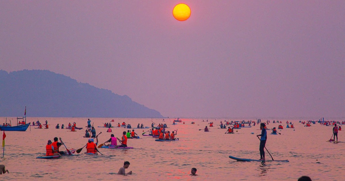 Chen nhau chèo SUP đón bình minh tuyệt đẹp trên biển Đà Nẵng