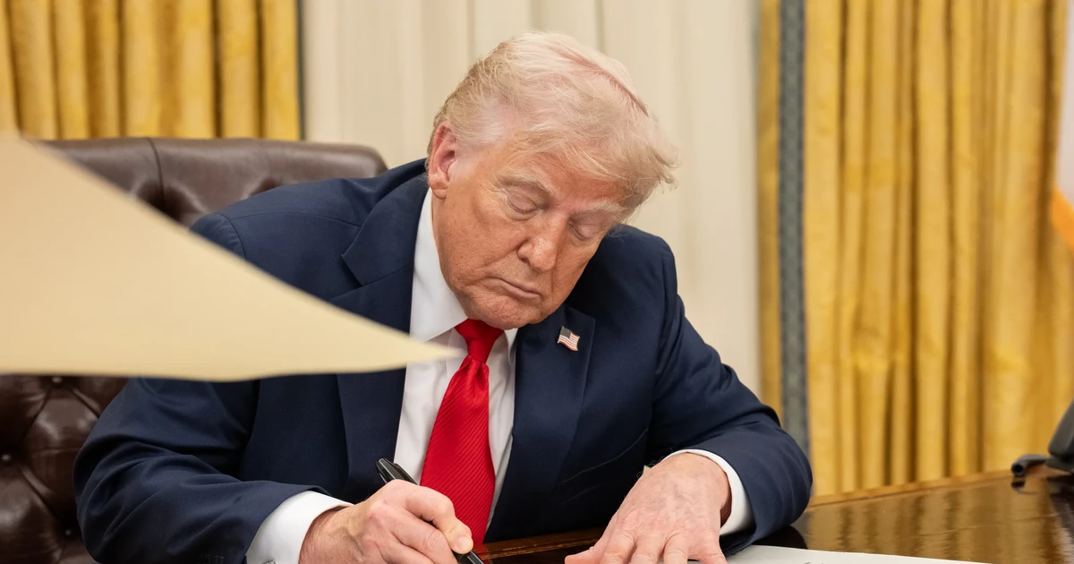 Chữ ký ông Trump xuất hiện trên tiền giấy USD, phá vỡ truyền thống